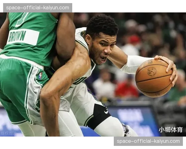 特写:教练会议室里,分析师通过比赛录像为明尼苏达山猫制定防守策略