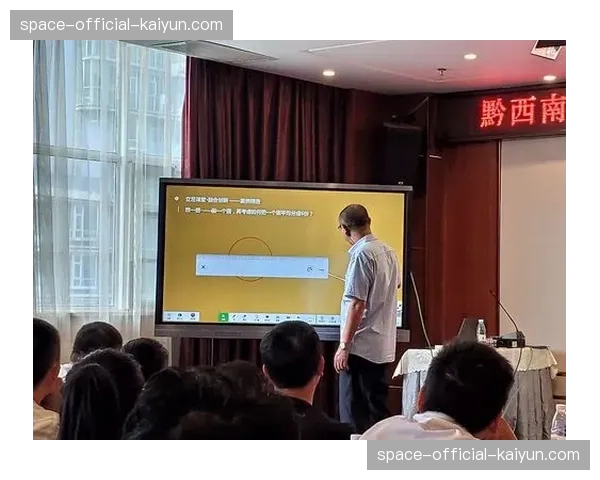 技术区视角：山东泰山助教实时比对手中平板数据与场上形势